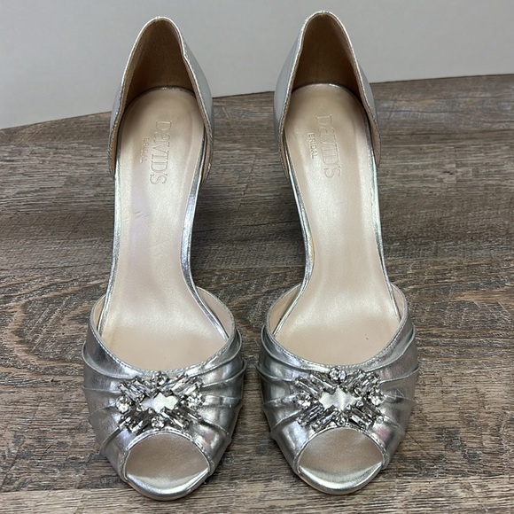 David’s Bridal DESI Silver Metallic Embellished Peep Toe Pumps Size 9 - Picture 3 of 16